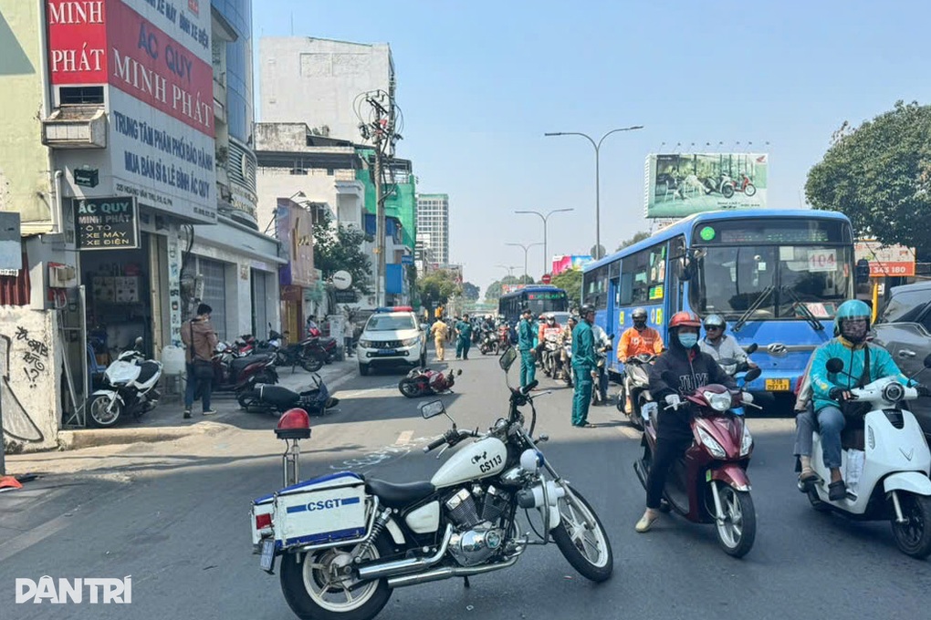 Ô tô tông hơn 10 xe ở cửa ngõ sân bay Tân Sơn Nhất - 2