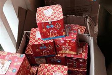 Bị Công an kiểm tra, bỏ lại xe máy cùng 76kg pháo lậu