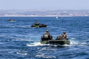 Thiết giáp đổ bộ Mỹ chìm xuống biển, 1 binh sĩ thiệt mạng, 8 người mất tích