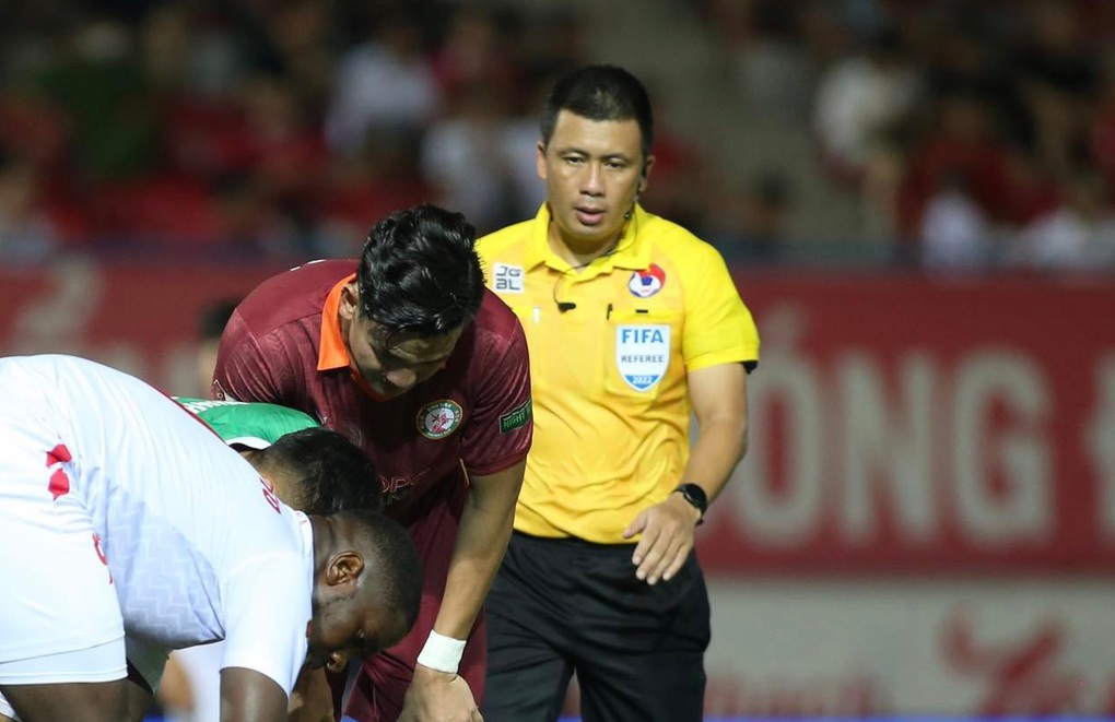 Trọng tài Hoàng Ngọc Hà: CĐV Hải Phòng túm cổ, nhổ nước bọt vào mặt tôi - 2 Trọng tài Hoàng Ngọc Hà: CĐV Hải Phòng túm cổ, nhổ nước bọt vào mặt tôi - 2