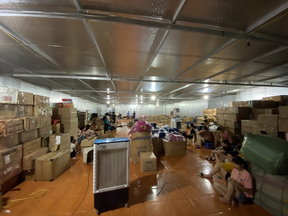 Truy quét kho hàng khủng bán đồ rởm trên Facebook, mỗi ngày chốt 200 đơn - 5