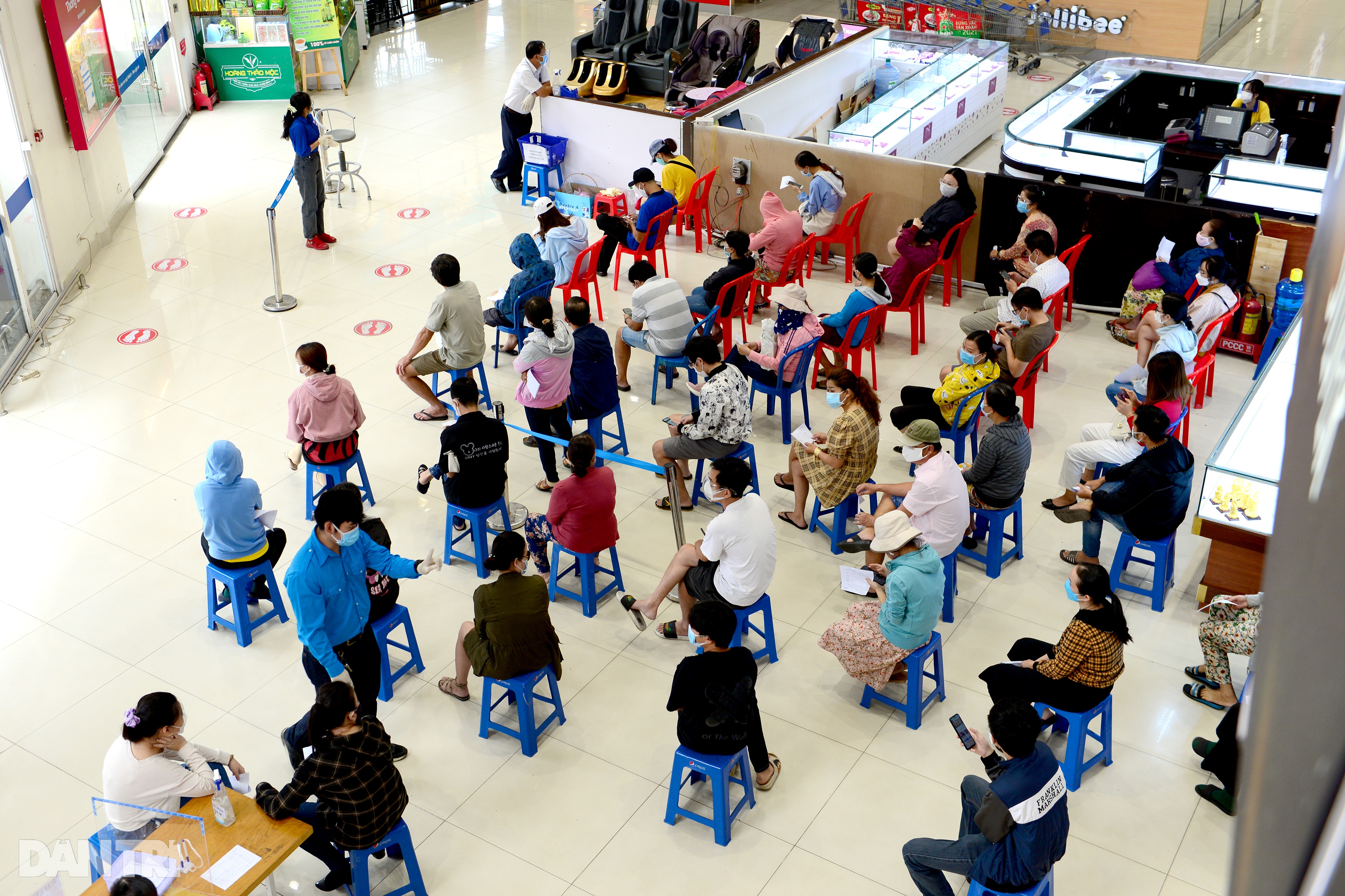 Xếp hàng dài hàng trăm mét vào siêu thị ở TPHCM, chờ cả tiếng để thanh toán - 5 Xếp hàng dài hàng trăm mét vào siêu thị ở TPHCM, chờ cả tiếng để thanh toán - 5