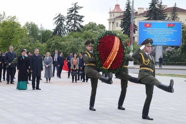 Tổng Bí thư Tô Lâm đặt hoa tại Tượng đài Chiến thắng ở thủ đô của Belarus