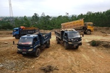 Doanh nghiệp khai thác đất trái phép rầm rộ, huyện không biết?