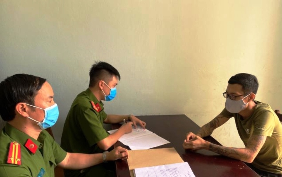 Lập tài khoản facebook nhận chuyển đồ, nam thanh niên lừa đảo hơn 2 tỷ đồng - 2 Lập tài khoản facebook nhận chuyển đồ, nam thanh niên lừa đảo hơn 2 tỷ đồng - 2