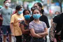 Người dân TPHCM xếp hàng dài nhận gói hỗ trợ Covid-19 đợt 3