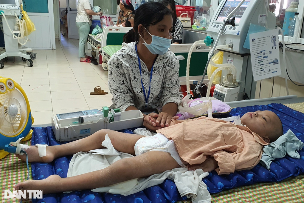 Thắt lòng ánh mắt khát sống của bé 6 tuổi giữa lằn ranh sinh tử - 4 Thắt lòng ánh mắt khát sống của bé 6 tuổi giữa lằn ranh sinh tử - 4