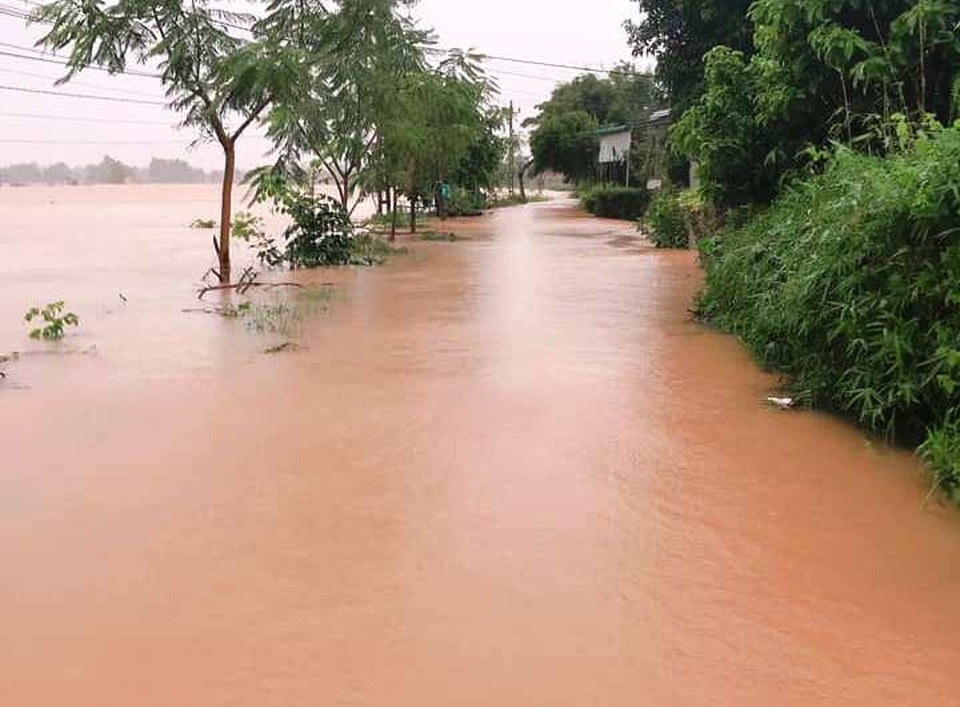 “Rốn” lũ Phong Điền nước dâng nhanh, ngập đến nửa nhà dân - 9 “Rốn” lũ Phong Điền nước dâng nhanh, ngập đến nửa nhà dân - 9