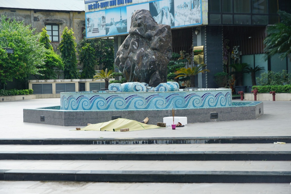 Hà Nội: Người đàn ông rơi từ tầng cao chung cư xuống đất tử vong - 1 Hà Nội: Người đàn ông rơi từ tầng cao chung cư xuống đất tử vong - 1