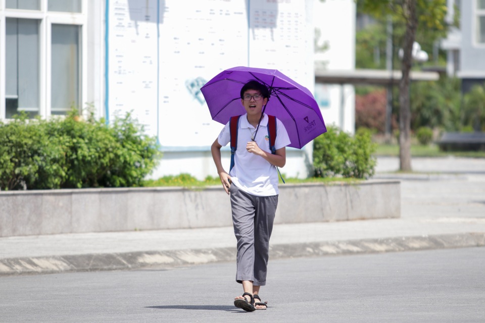 Thi Ngữ văn vào lớp 10 của Hà Nội: Thí sinh vui vẻ rời phòng thi vì đề dễ - 1 Thi Ngữ văn vào lớp 10 của Hà Nội: Thí sinh vui vẻ rời phòng thi vì đề dễ - 1