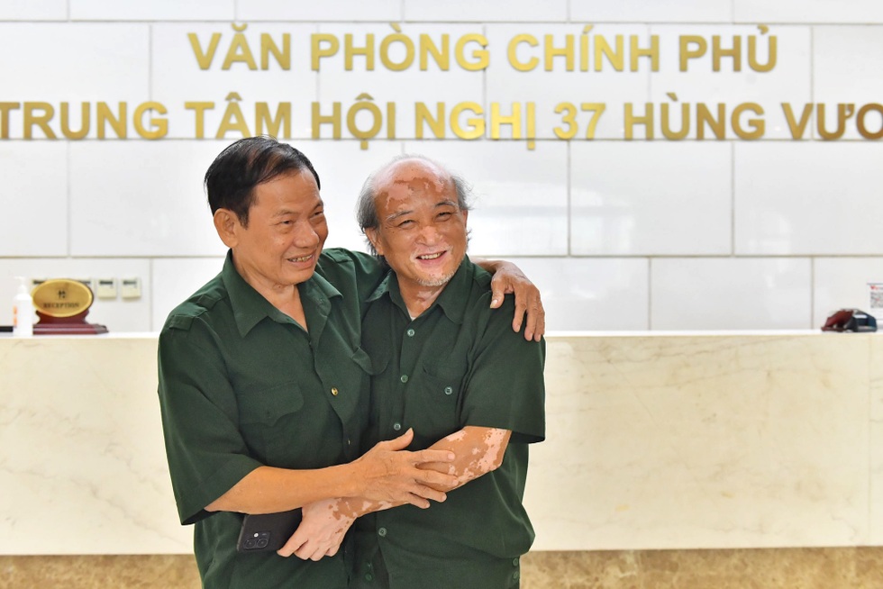 Cái ôm thật chặt của những người "vào sinh ra tử" để đất nước bình yên
