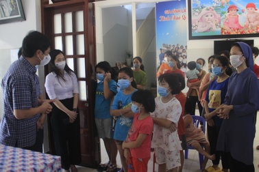 Thăm, tặng quà các cháu thiếu nhi tại những ngôi nhà đặc biệt