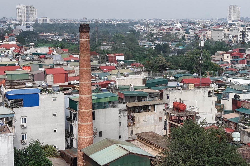 Cột khói khổng lồ giữa khu dân cư ở Hà Nội: Công ty sẽ di dời trong tháng 8 - 1 Cột khói khổng lồ giữa khu dân cư ở Hà Nội: Công ty sẽ di dời trong tháng 8 - 1