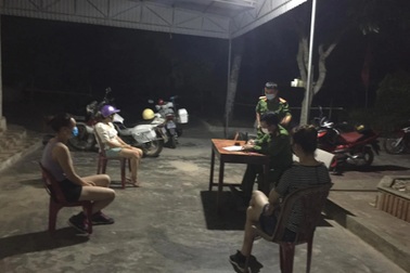 Ra đồng ngắm trăng rằm, 3 người phụ nữ bị phạt 6 triệu đồng