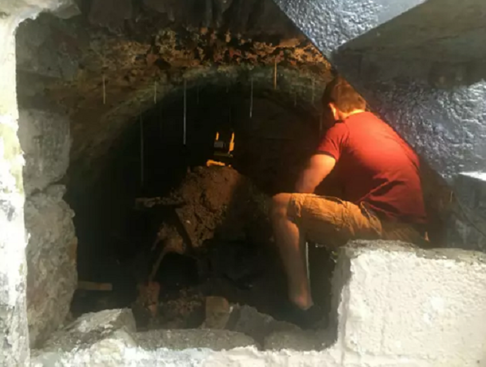 Vô tình phát hiện hang động 120 năm tuổi ngay dưới nền nhà - 2 Vô tình phát hiện hang động 120 năm tuổi ngay dưới nền nhà - 2