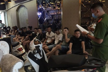 Để khách tụ tập "bay lắc" giữa dịch, lãnh đạo quận, huyện bị kiểm điểm