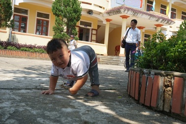 Cậu bé tật nguyền ước mơ trở thành lính cứu hoả được tặng 3 chiếc xe lăn