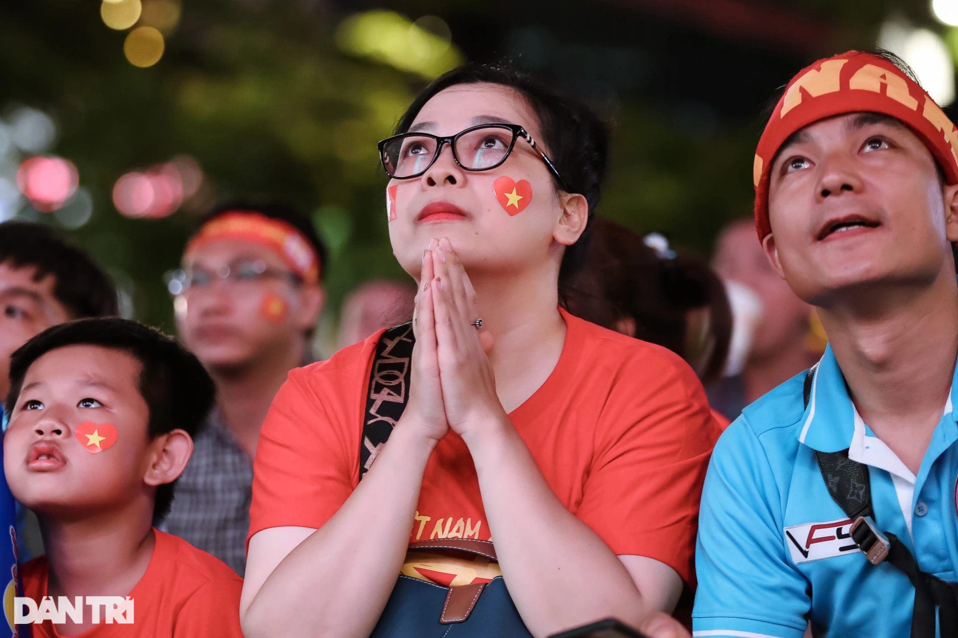 Người dân TPHCM vỡ òa khi tuyển nữ Việt Nam giành HCV SEA Games - 10 Người dân TPHCM vỡ òa khi tuyển nữ Việt Nam giành HCV SEA Games - 10