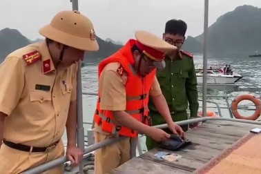 Lực lượng chức năng tìm kiếm các nạn nhân vụ rơi trực thăng