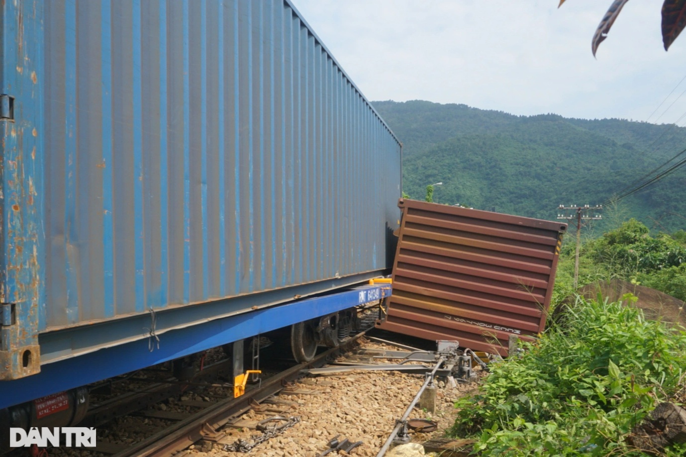 ទិដ្ឋភាពរថភ្លើងធ្លាក់ផ្លូវ Hai Van Pass - ៣ Hiện trường tàu trật bánh trên đèo Hải Vân - 3