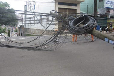 Hết hồn vì cột điện đổ