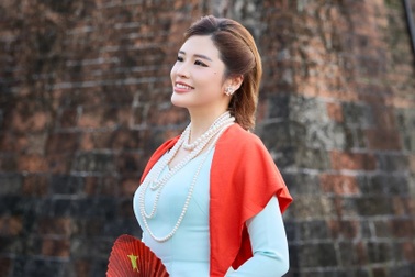 Phan Hoàng Thu diện áo dài giữa không khí Hà Nội rực rỡ cờ hoa