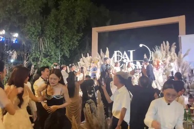 Lý Nhã Kỳ bắt được hoa cưới của diễn viên Phương Lan