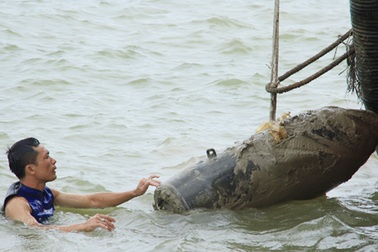 Trục vớt thành công quả bom dưới đáy sông Lam