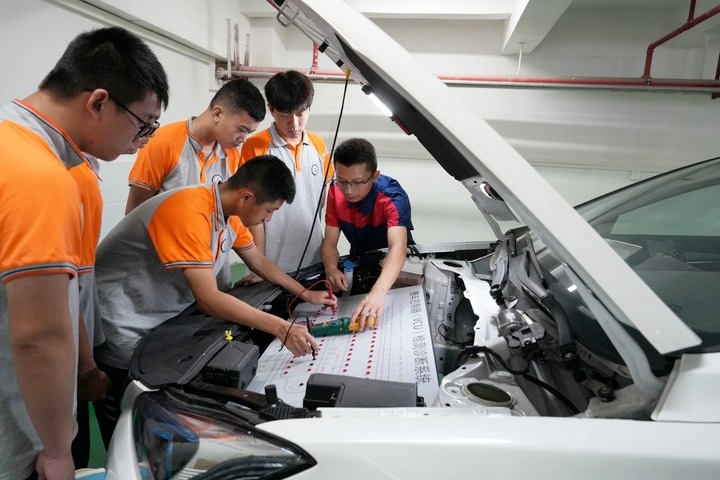 Thợ sửa xe điện trở thành nghề nguy hiểm tại Trung Quốc, có thể bị tù - 2 Thợ sửa xe điện trở thành nghề nguy hiểm tại Trung Quốc, có thể bị tù - 2