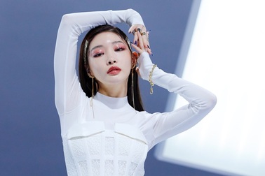 Thêm một nữ ca sĩ thần tượng xứ Hàn nhiễm Covid-19