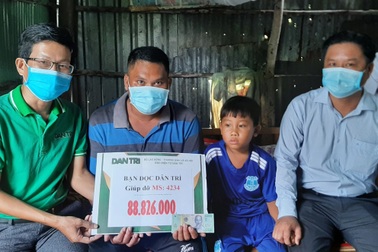 Cậu bé 6 tuổi một mình chăm sóc cha tai biến được hỗ trợ hơn 120 triệu đồng