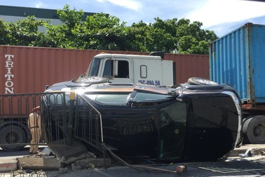 Xe container ép Fortuner lật nghiêng, nữ tài xế cùng con nhỏ may mắn thoát chết