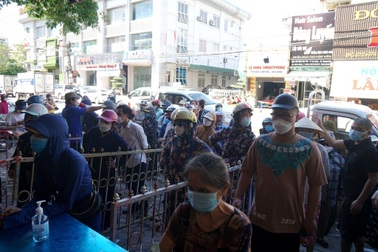 Người dân chen chúc mua bánh trung thu, chủ tiệm phải lập rào chắn