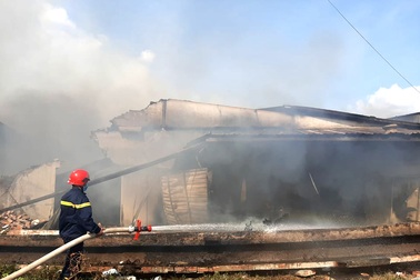 Hoả hoạn cực lớn, hàng nghìn m2 nhà xưởng đổ sập