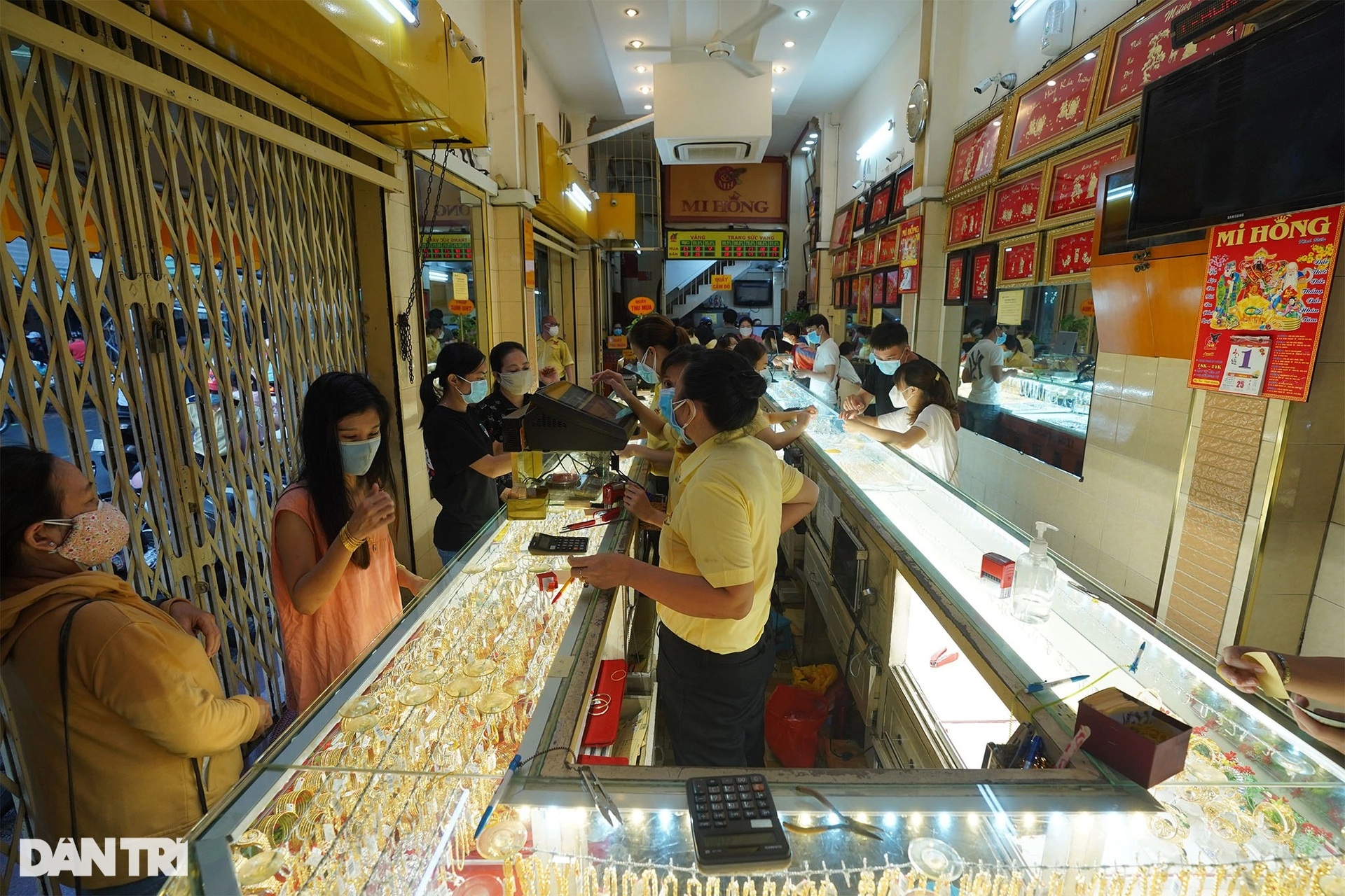 Người đàn ông ở TPHCM bán nhẫn cưới để trả tiền thuê trọ - 15 Người đàn ông ở TPHCM bán nhẫn cưới để trả tiền thuê trọ - 15