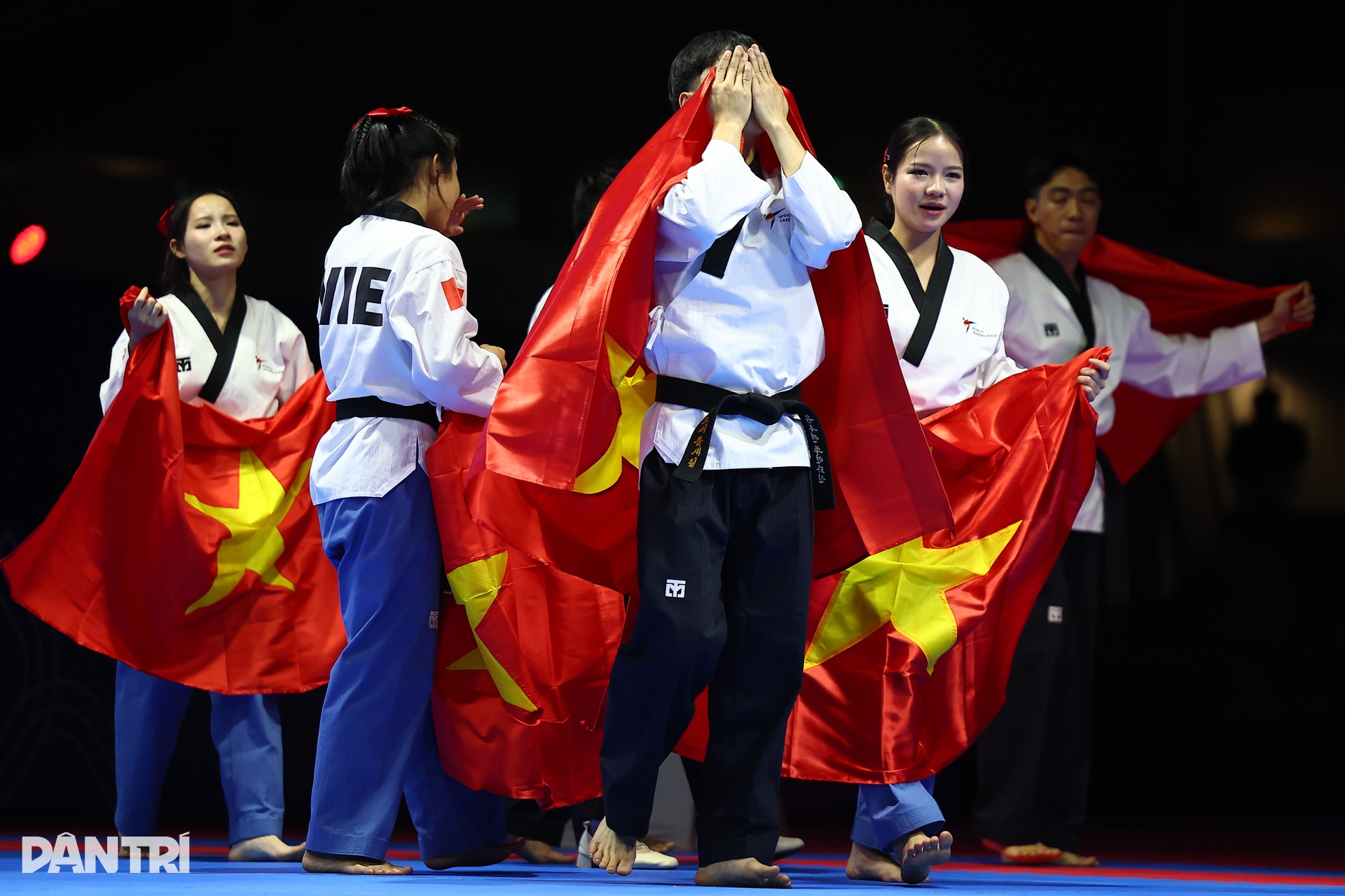 Glädjetårar flödade från taekwondo-atleterna efter att ha vunnit guldmedaljen vid de 33:e SEA-spelen. Giọt nước mắt vỡ oà của các VĐV taekwondo với tấm HCV SEA Games 33 - 2