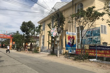 UBND xã “xén” hành lang an toàn giao thông xây nhà văn hóa