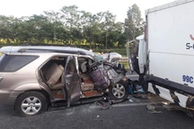 3 ô tô va chạm trên cao tốc, 3 người thương vong