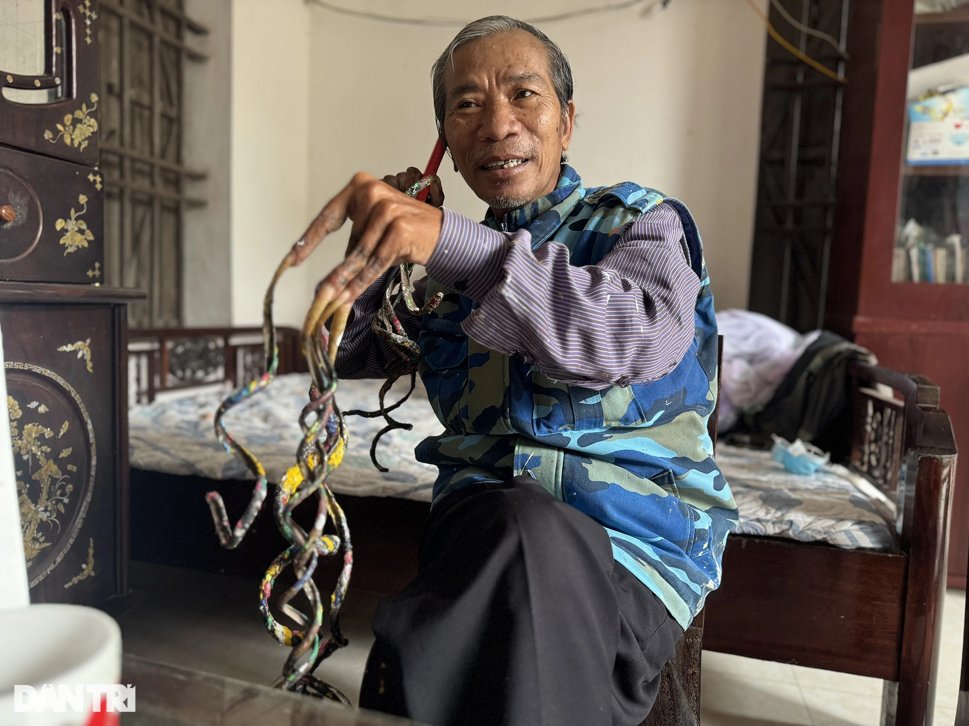 Dị nhân móng tay 1m: Mặc áo mất cả tiếng, được đại gia hỏi mua móng tay - 8
