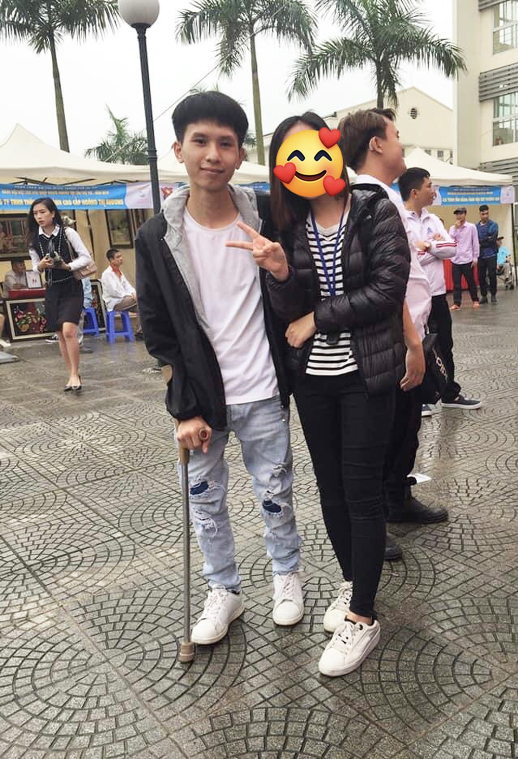 Chàng trai không chân lên mạng nhờ tìm việc: Nuối tiếc vì nghỉ học sớm - 4 Chàng trai không chân lên mạng nhờ tìm việc: Nuối tiếc vì nghỉ học sớm - 4