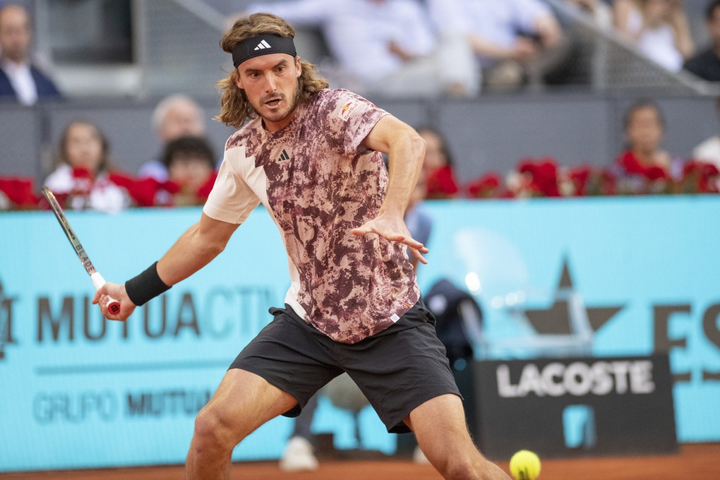 Medvedev, Tsitsipas vất vả tranh đấu ở lại Madrid Open - 2 Medvedev, Tsitsipas vất vả tranh đấu ở lại Madrid Open - 2