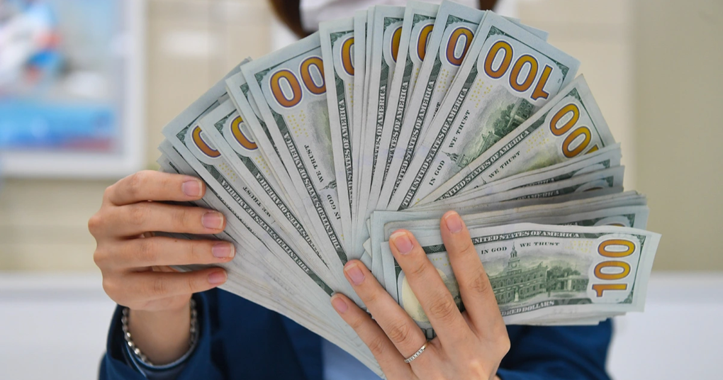 Giá USD ngân hàng áp sát thị trường tự do, chạm mốc 24.600 đồng - 1 Giá USD ngân hàng áp sát thị trường tự do, chạm mốc 24.600 đồng - 1