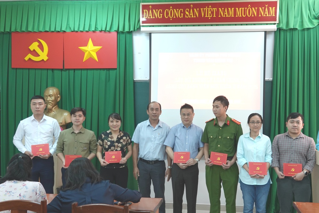 Bế giảng lớp bồi dưỡng lý luận chính trị dành cho Đảng viên mới 2025 - 2