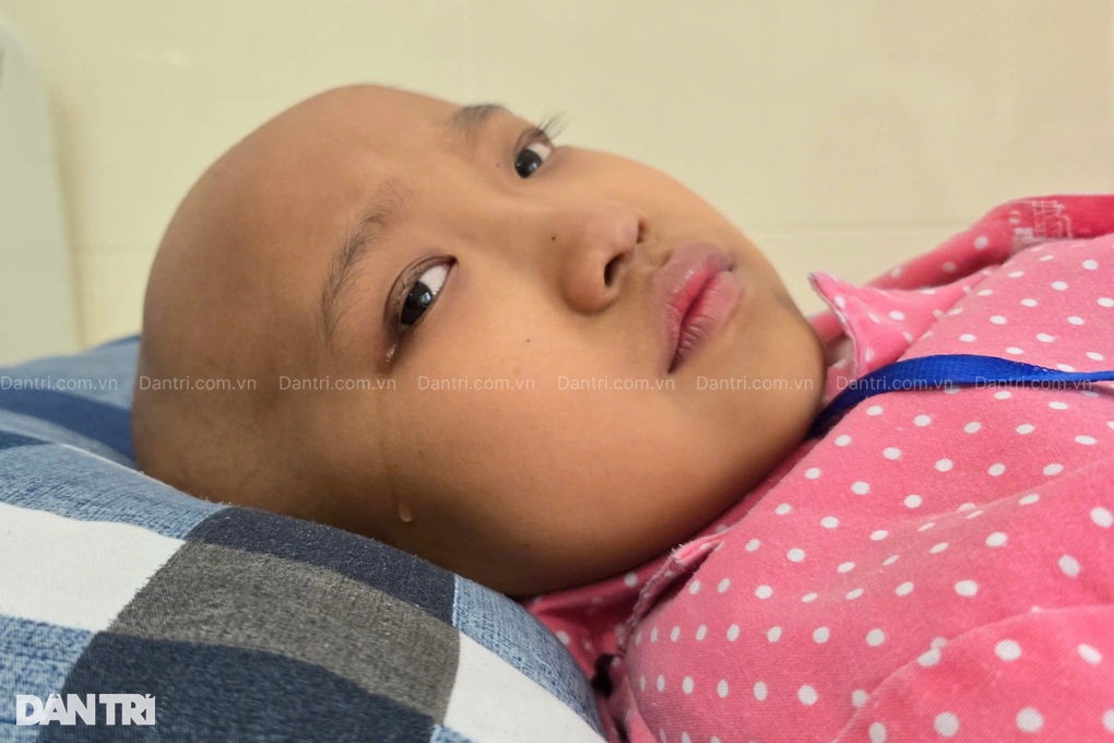 Bé gái 10 tuổi vùng cao bật khóc: Xin giữ đôi chân cho con! - 4 Bé gái 10 tuổi vùng cao bật khóc: Xin giữ đôi chân cho con! - 4