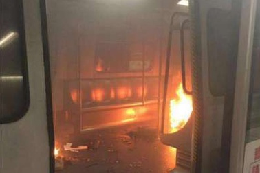 Tấn công bằng bom xăng trên tàu điện ngầm Hong Kong, 18 người bị thương