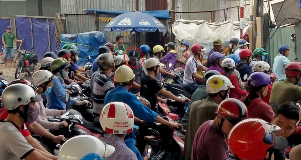 Quốc lộ kẹt xe nghiêm trọng vì người đàn ông say xỉn ngủ giữa đường - 4 Quốc lộ kẹt xe nghiêm trọng vì người đàn ông say xỉn ngủ giữa đường - 4