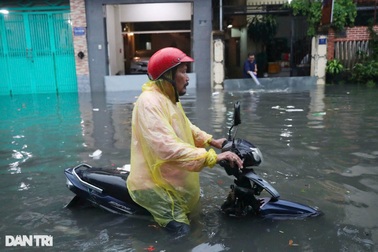 Đầu mùa mưa, khu vực chợ Thủ Đức ở TPHCM lại ngập nặng