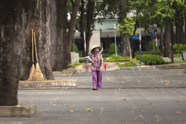 TPHCM: Đề xuất hỗ trợ bảo mẫu, người giúp việc, vá xe, bán báo dạo