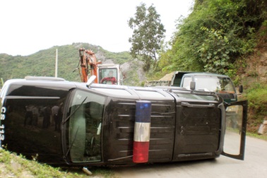 Xe cảnh sát 113 lật ngửa trên đường