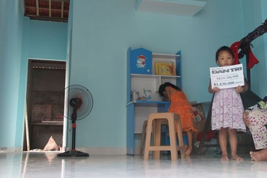 Bé gái 12 tuổi "gánh" mẹ và em bằng những cặp vé số được bạn đọc tặng căn nhà